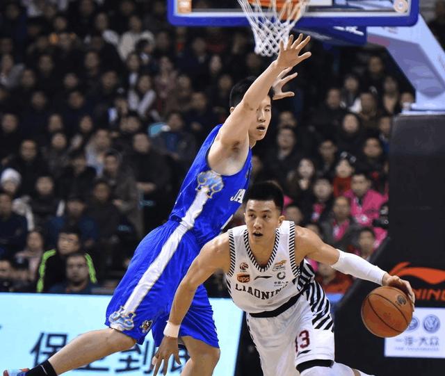 活见鬼!利物浦球迷制服偷渡英国 一起合影拥抱|xiongmao体育(图2) panda sports